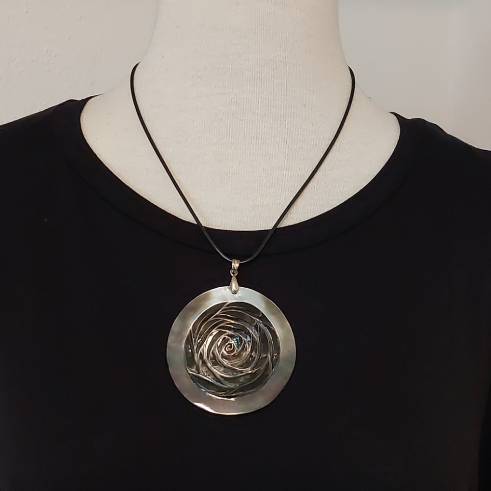 NWT Lee Sands carved floral shell necklace, 18"